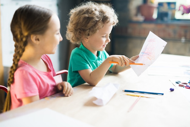 Twee kinderen in zonlicht