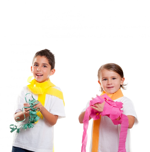 Foto twee kinderen kinderen in een feest met rommelige kleurrijke papieren lint