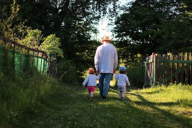 Twee kinderen lopen opa