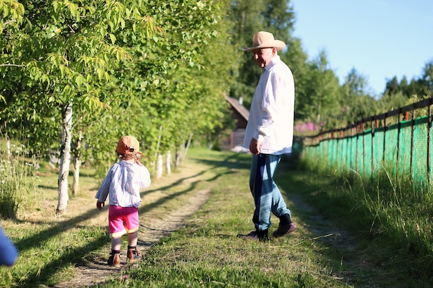 Twee kinderen lopen opa