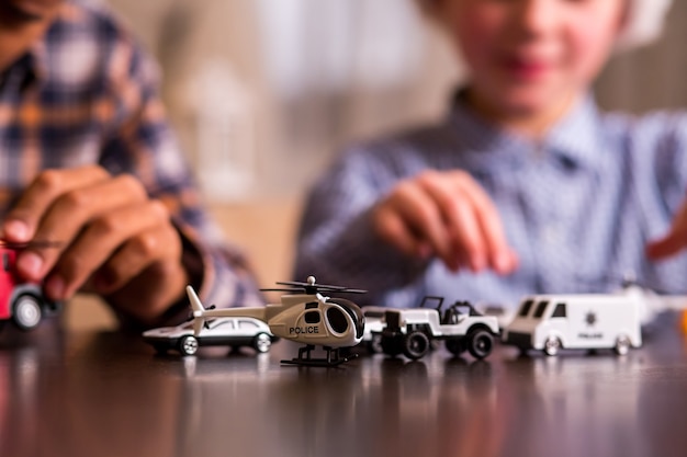 Twee kinderen met speelgoedauto's.