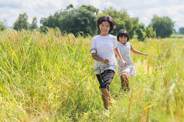 Twee kinderen rennen in de rijstvelden. speelplezier in de zomer