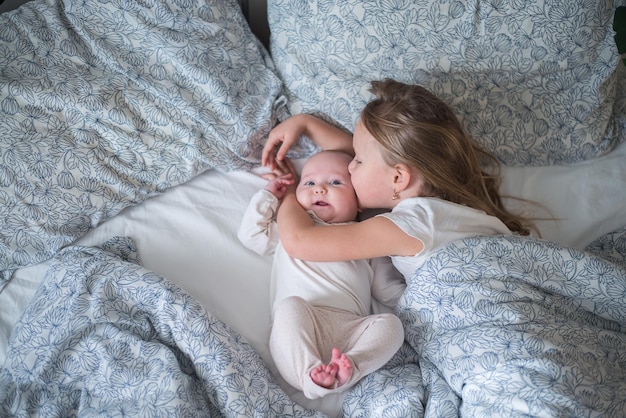 twee kinderen spelen in bed