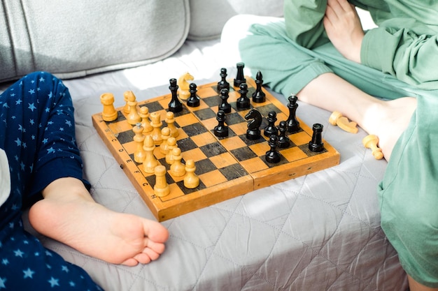 Twee kinderen spelen schaak close-up Maakt een ridder en pion bewegen