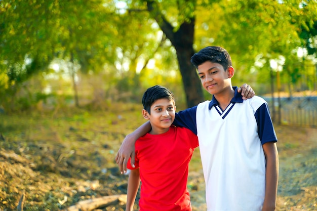 Twee kleine Indiase broer lopen op weg