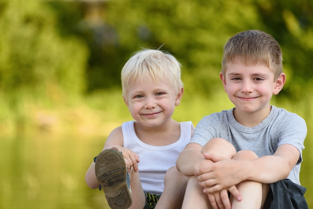 Foto twee kleine jongens zitten buiten