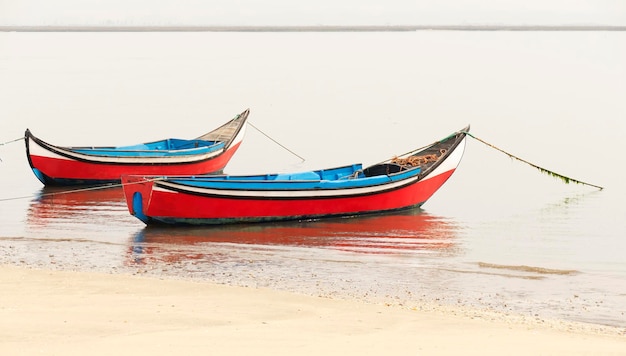 Twee kleine kleurrijke boten in Aveiro Ria