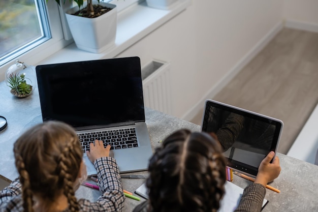 Twee kleine meisjes die hun schoolhuiswerk doen