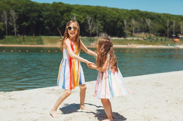 Twee kleine meisjes hebben plezier op het stadsstrand, het dagelijkse leven van kinderen met het syndroom van Down