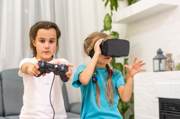 twee kleine meisjes met een bril van virtual reality-headset. concept van moderne technologieën