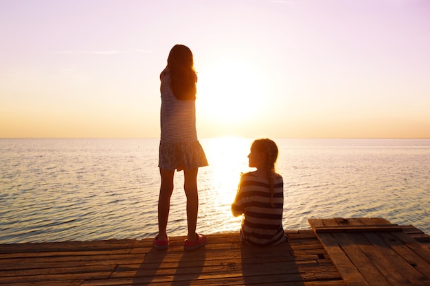 Twee kleine meisjes op de pier