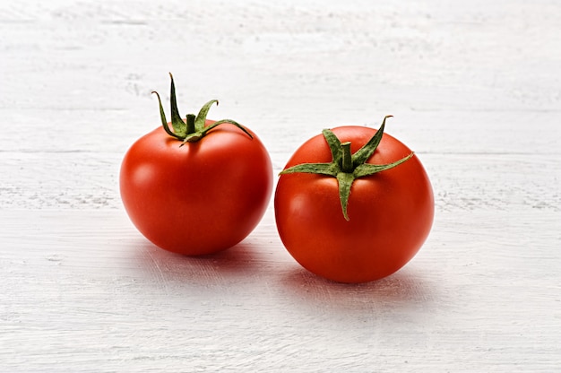 Twee kleine rijpe rode tomaten