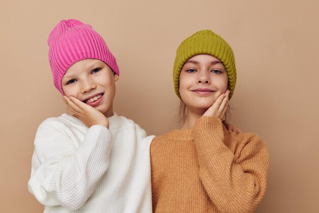 Twee kleine schattige meisjes die leuke poseermode hebben