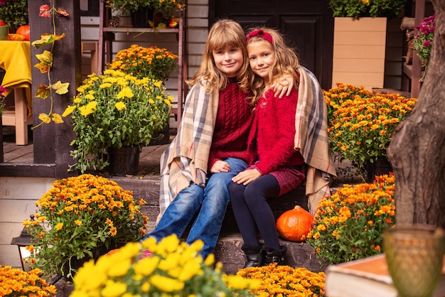 twee kleine schattige meisjes op straat in het herfstkinderportret