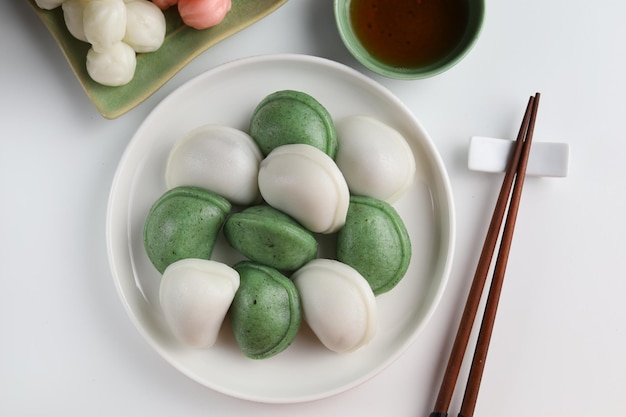 Twee kleuren Songpyeon halvemaanvormige rijstwafel Geserveerd in het witte bord