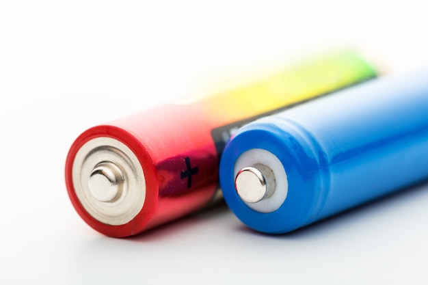 Twee kleurrijke batterijen geïsoleerd