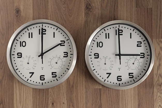 Twee klokken waarvan de ene twee uur aangeeft en de andere drie uur Zomertijd