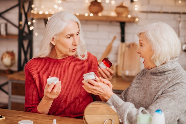 Twee knappe oudere vrouwen praten over huidtypes