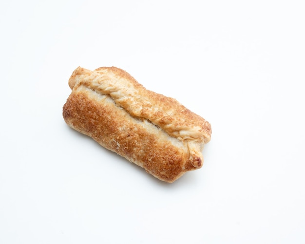Twee knapperige appeltaartjes geïsoleerd op een witte achtergrond
