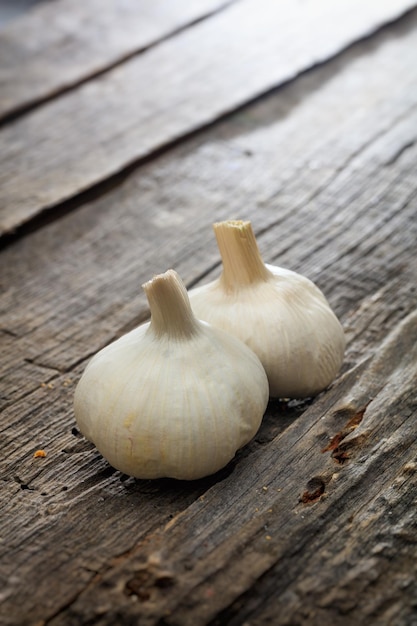 Twee knoflookbollen op houten ondergrond