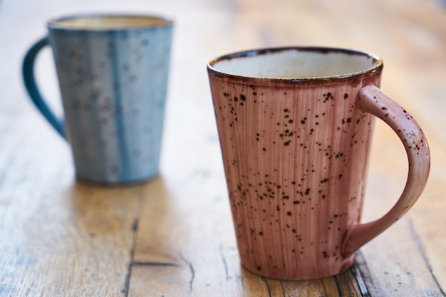 Foto twee koffie mokken op houten tafel