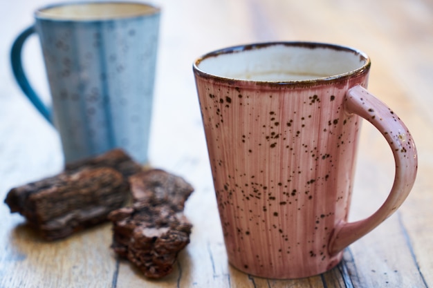 Twee koffie mokken op houten tafel