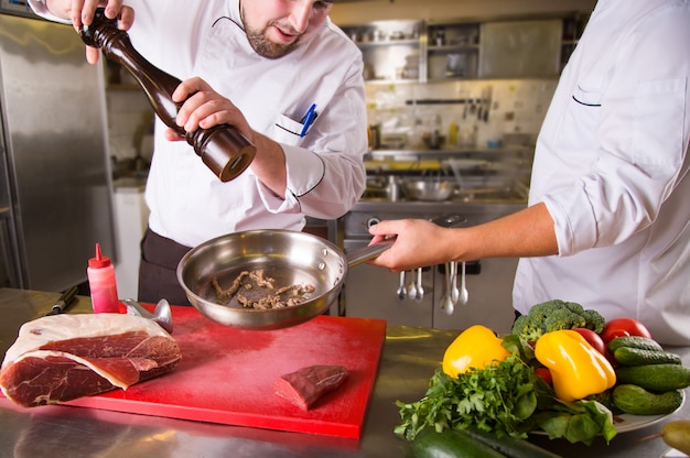 Twee koks koken samen