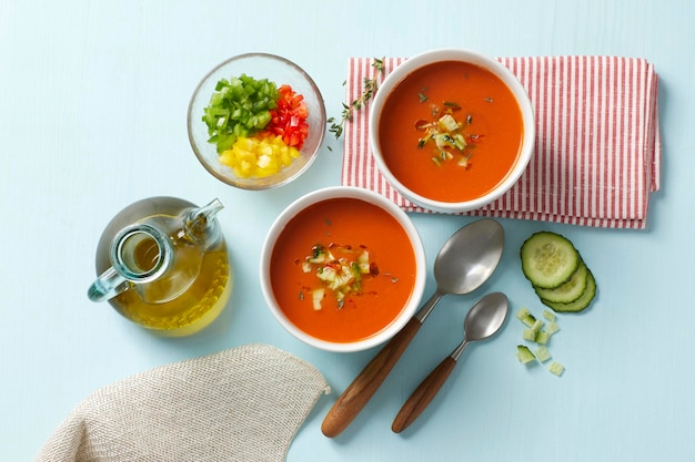 Twee kommen gazpacho, typisch Spaans gerecht, gezien van bovenaf, gezond voedsel