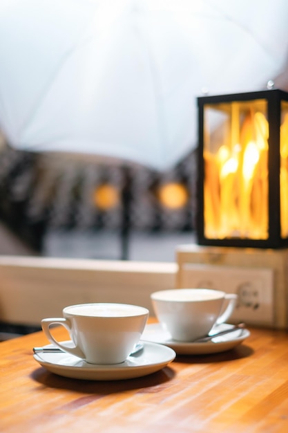 Twee kopjes americano koffie en suikerpot