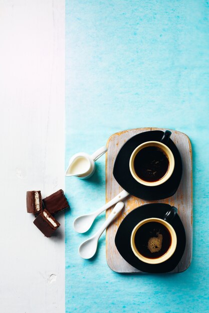 Twee kopjes espresso met chocoladetaart