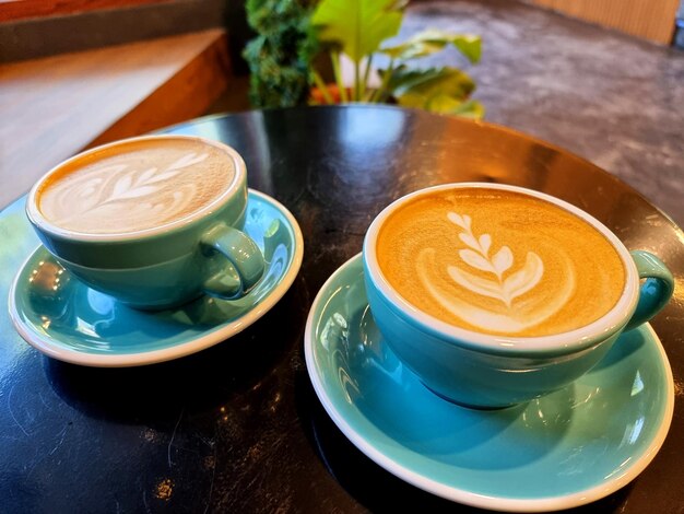 Twee kopjes hete latte art koffie op een tafel