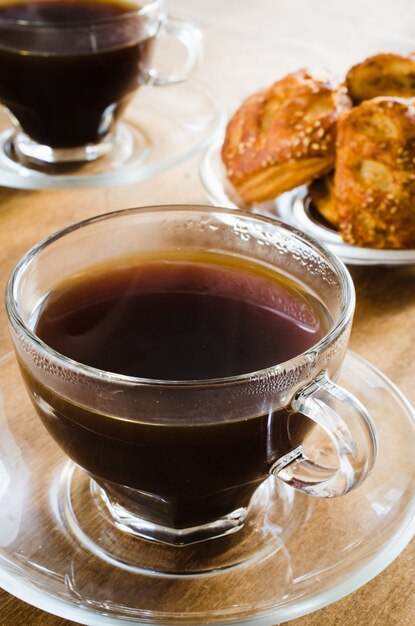 Twee kopjes koffie en taarten. Goedemorgen concept.