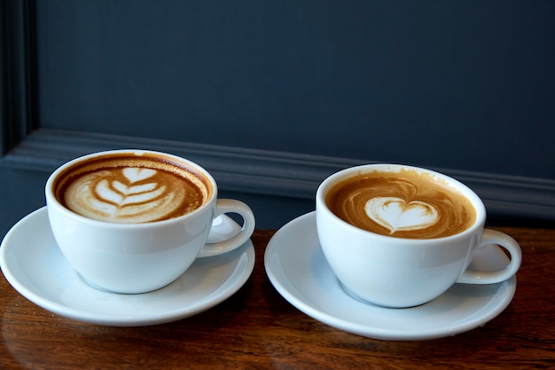 Twee kopjes koffie in Valentijnsdag