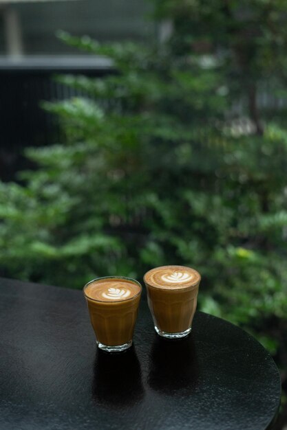 Twee kopjes koffie met bovenaan het woord latte