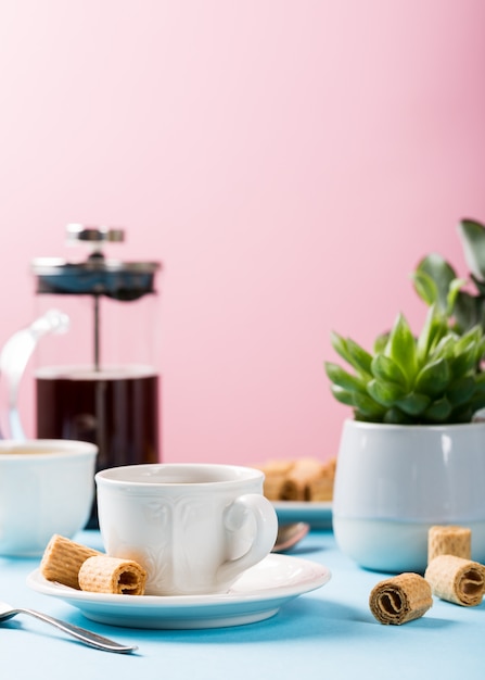 Twee kopjes koffie met wafeltje rools