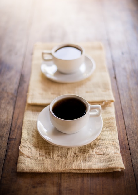 Twee kopjes koffie op bruin servet