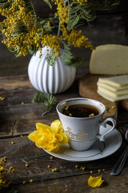 twee kopjes koffie op een houten tafel en mimosa bloemen heerlijk en geurig ontbijt home deco