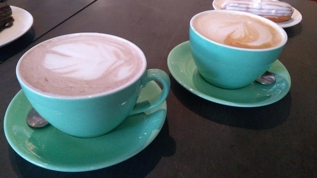 Twee kopjes koffie op tafel latte art