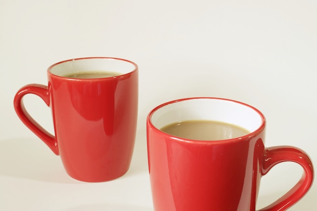 Twee kopjes koffie op witte achtergrond.