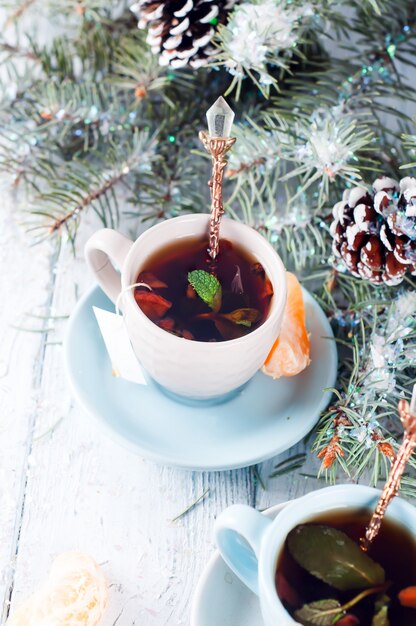 Twee kopjes thee en plakjes Mandarijn kerstboom