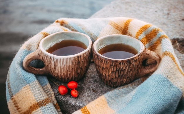 Twee kopjes thee op een plaid