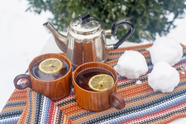 Twee kopjes thee op een tafel in de wintertuin