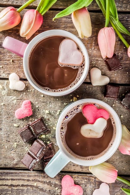 Twee kopjes warme chocolademelk met marshmallow harten