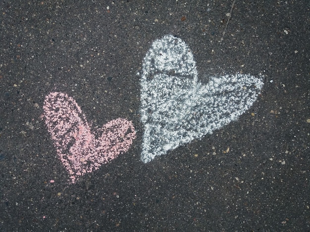 Foto twee krijt getrokken harten op het asfalt, close-up