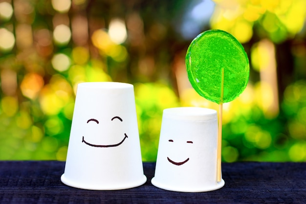 Twee lachende kopjes met groene lolly emotie van vreugde symbool van vriendschap