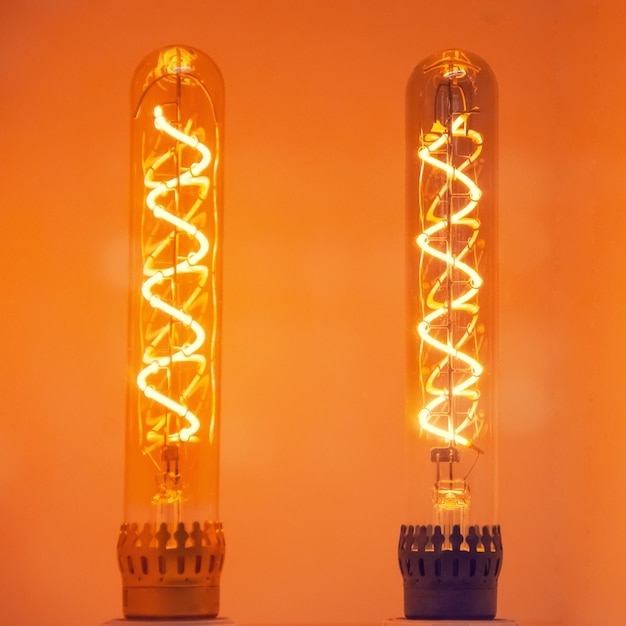 Twee lampen met een vintage gloeiende spiraal van warm licht