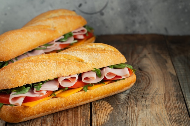 Twee lange sandwiches met rucola