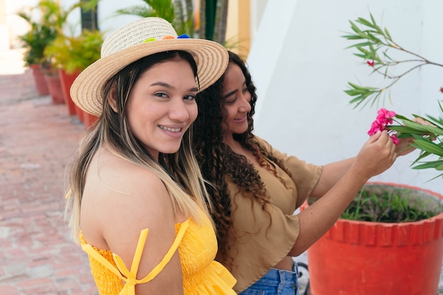 Twee Latina-vrienden lopen over straat