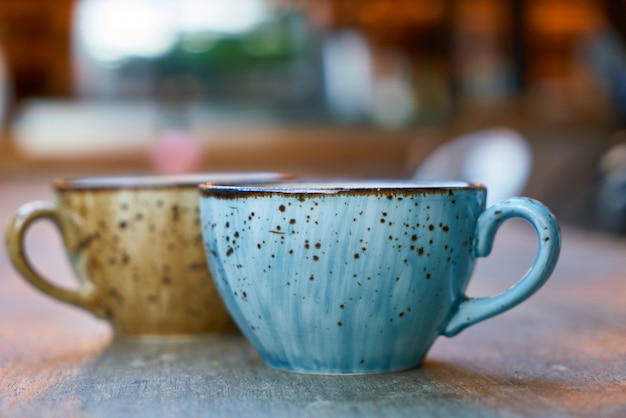 Twee latte koffie op de tafel