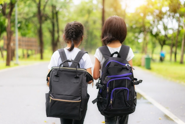 Twee leerlingen van de basisschool lopen naar school.